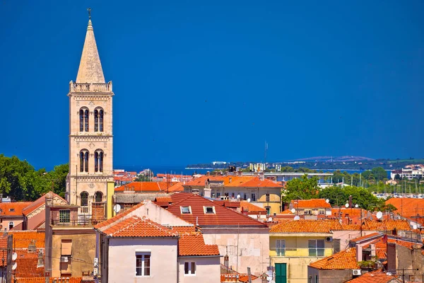 Tarihi Zadar manzarası ve çatıları görüntüleyin