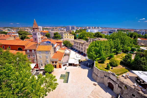 Monumenten van de stad Zadar en stadsgezicht luchtfoto — Stockfoto