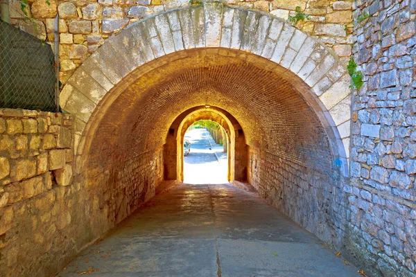 Cidade de Zadar histórico pedra rua passagem vista — Fotografia de Stock