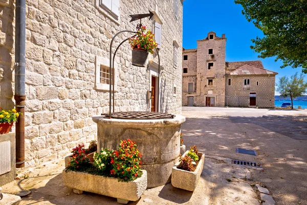 Dalmatische stenen architectuur en oude waterput in Kastel Stafilic — Stockfoto