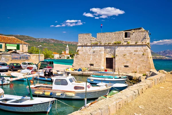 Hitos de Kastel Stafilic y vistas al mar turquesa — Foto de Stock