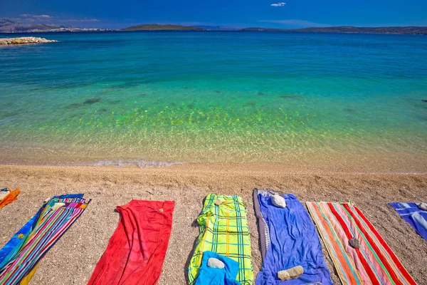 Toallas en la idílica playa de la bahía de Kastela — Foto de Stock