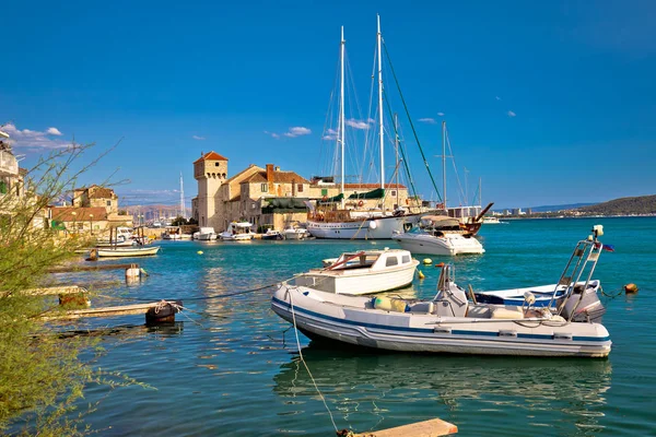 Kastel Gomilica casco antiguo en el mar cerca de Split —  Fotos de Stock