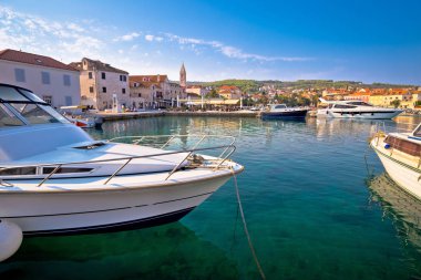 Supetar Brac Adası turkuaz su manzaralı üzerinde