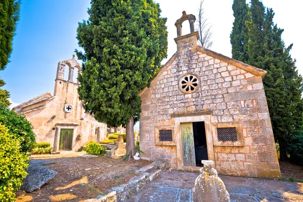 Stone dorp van Skrip oude kapellen bekijken — Stockfoto