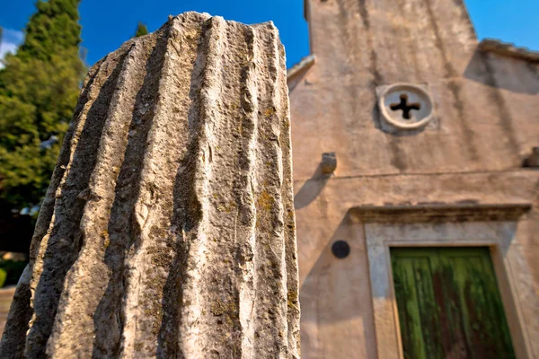 Kő falu Skrip történelmi részleteket és templom megtekintése — Stock Fotó
