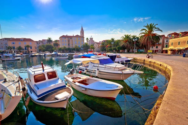 Supetar Brac Adası turkuaz su manzaralı batımında üzerinde