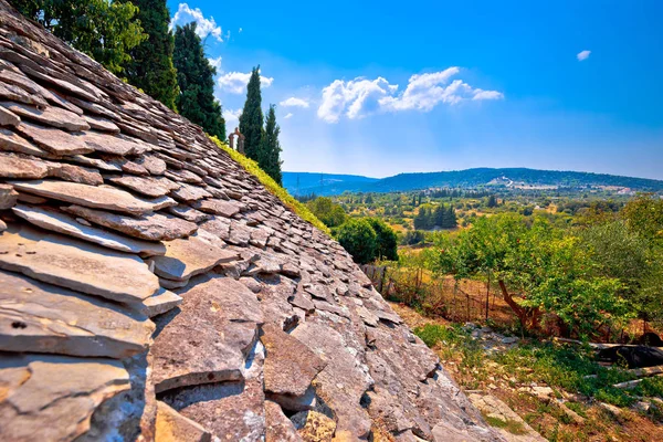 Detalhe do telhado de pedra dálmata e vista paisagem da aldeia Skrip — Fotografia de Stock