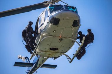 Özel Kuvvetler ekibi helikopter ip atlamak için hazır