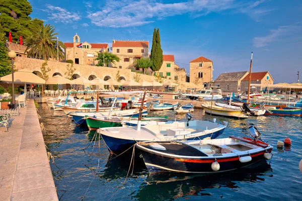 Ville de Bol sur l'île de Brac vue sur le front de mer — Photo