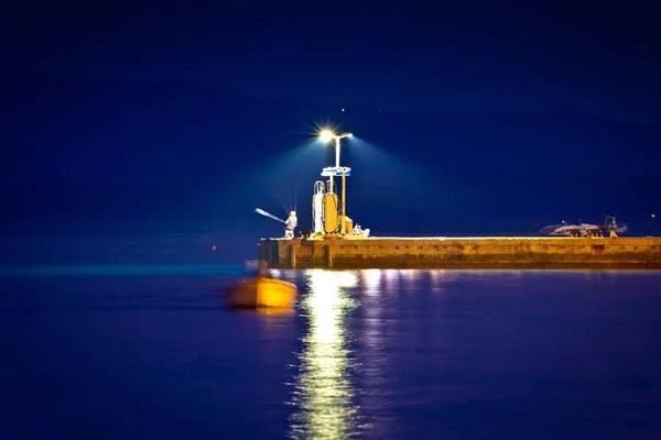 夜の町の Bol のビュー桟橋 — ストック写真