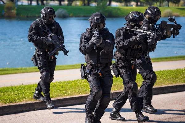 Equipo táctico de fuerzas especiales de cuatro en acción —  Fotos de Stock