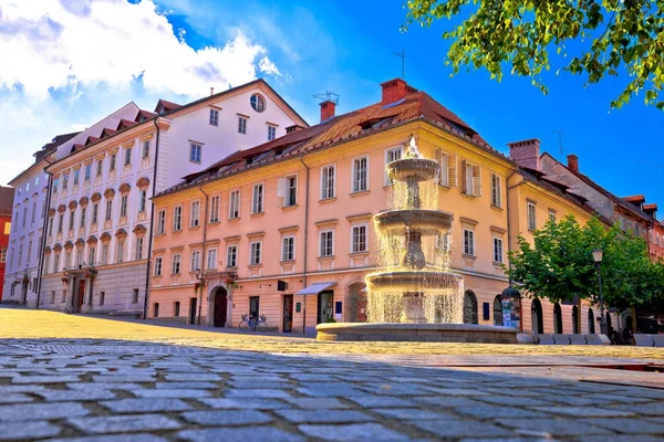 Città di Lubiana fontana sui raggi del sole e architettura di strada — Foto Stock