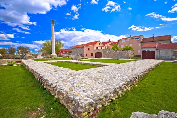 Oude Romeinse ruïnes en de kleurrijke architectuur in de stad Nin — Stockfoto