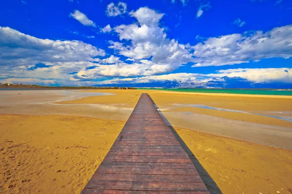 Paseo marítimo de madera y playa de arena de Nin — Foto de Stock