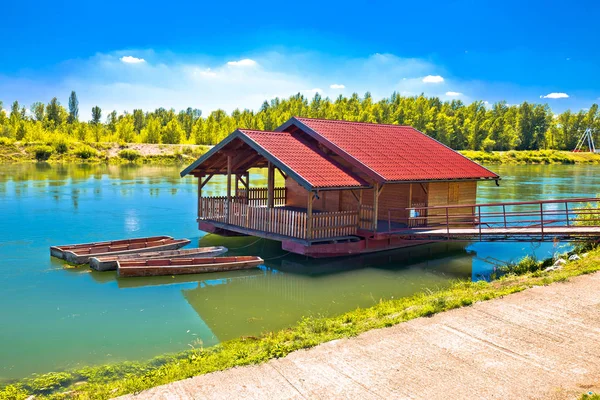 Cabaña de madera flotante del río Drava —  Fotos de Stock