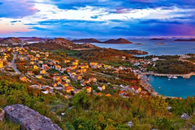 Pakostane adalar inanılmaz renkli günbatımı Panoraması
