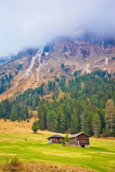 Alpine peak in fog and mountain hut vertical view — Stock Photo, Image