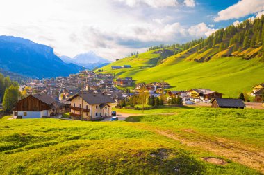 Pitoresk Alp Köyü San Cassiano görünümü