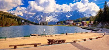 Dolomiti Alp dağ manzaralı göl Misurina