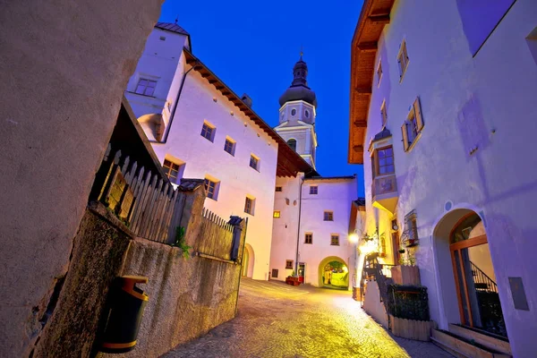 Città di Kastelruth strada vista serale — Foto Stock