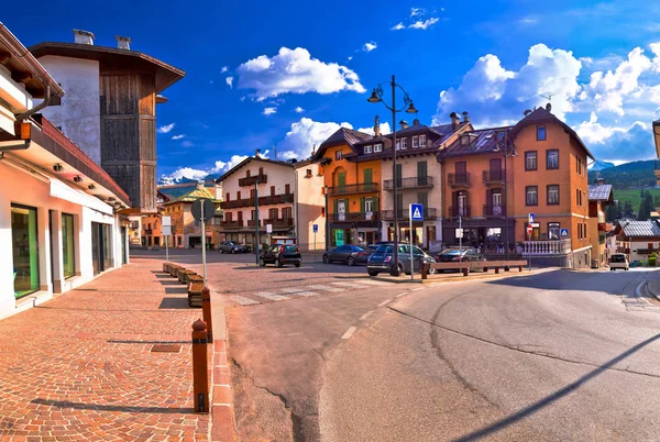 Cortina D' Ampezzo street och Alperna toppar panoramautsikt — Stockfoto
