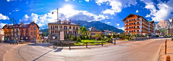 Cortina D' Ampezzo street and Alps peaks panoramic view — Stock Photo, Image