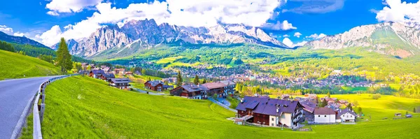 Krásné město z Cortina d' Ampezzo v Alpách Dolomity panoramatické — Stock fotografie