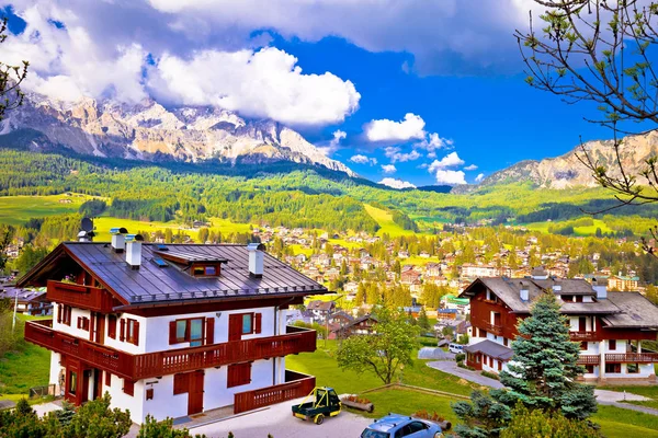 Alpesi város a Cortina d' Ampezzo dolomit nézetben — Stock Fotó