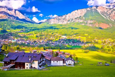 Cortina d' Ampezzo Alpne yeşil peyzaj