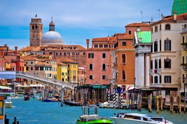 Venedik görünümünde renkli Canal Grande