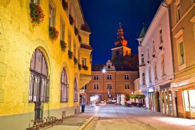 Ptuj şehir tarihi sokak gece görünümü