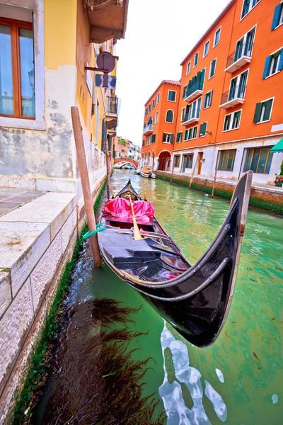 Gondola, Velence-csatorna szűk nézetben — Stock Fotó