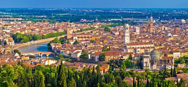 Város, Verona régi központ és az Adige folyó légi panoráma — Stock Fotó