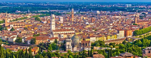 Város, Verona régi központ és az Adige folyó légi panoráma — Stock Fotó