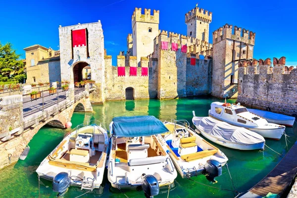 Stad van Sirmione ingang muren bekijken — Stockfoto