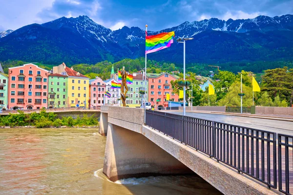 Farbenfrohe innsbrucker Architektur und Wirtshausblick — Stockfoto