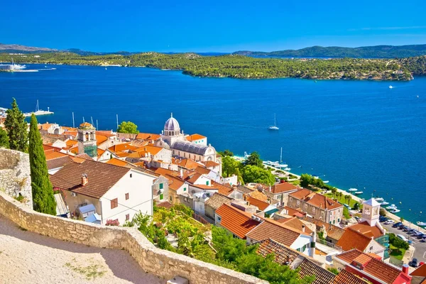 Vista de la costa de Sibenik y de la catedral de St James desde arriba —  Fotos de Stock