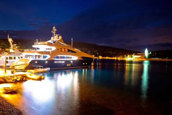 Destinazione nautica da diporto dell'isola di Vis vista serale — Foto Stock