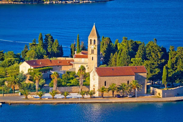 Cênica ilha de Vis igreja e vista para a orla — Fotografia de Stock