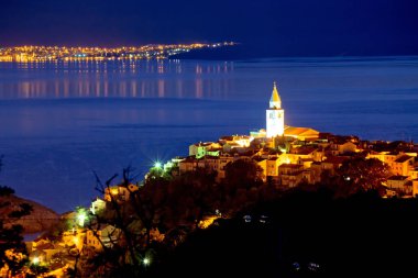 Krk Adası akşam görünümünde Vrbnik kasabası