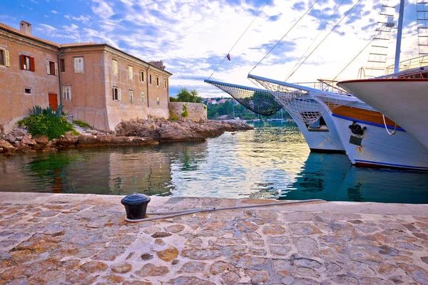 Histórica isla de la ciudad de Krk paredes y frente al mar mañana vista —  Fotos de Stock