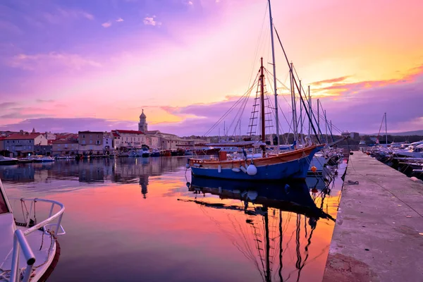 Histórico pueblo isla de Krk amanecer vista frente al mar — Foto de Stock