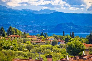 Garda Gölü kıyısında Salo kasaba yakınlarında