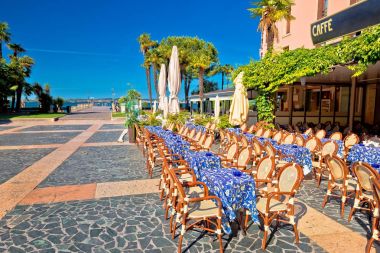 Cafe ve geçit Garda Gölü Sirmione şehir içinde