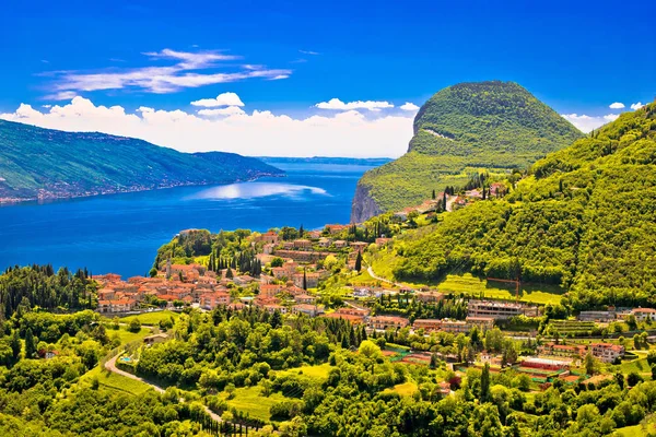 Gardasjön västkusten klippor och utsikt över byn Pieve — Stockfoto