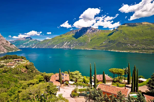 Garda lago e Limone sul Garda vista — Fotografia de Stock