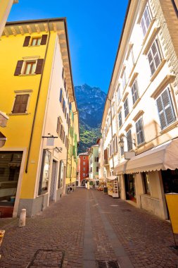 Bir Riva del Garda renkli sokak