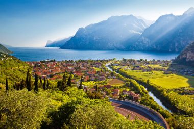 Torbole kasaba ve Lago di Garda gün batımı görünümü