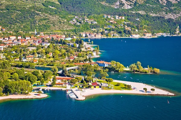 Kasaba Torbole Garda Gölü havadan görünümü — Stok fotoğraf